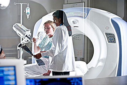 放射科医生,察看,ct扫描,图像,病人