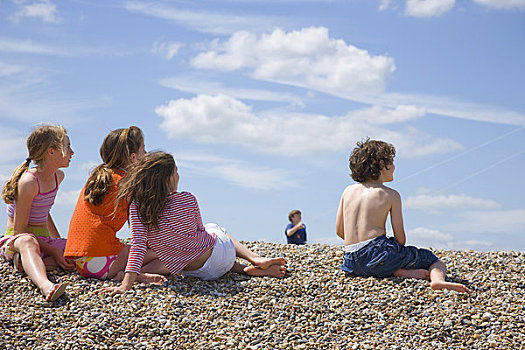 一群孩子,坐,海滩,看,男孩,放风筝