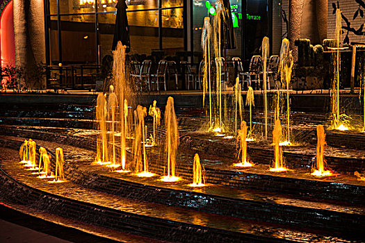 泰北清莱centralfestival清迈分店购物广场的喷水池