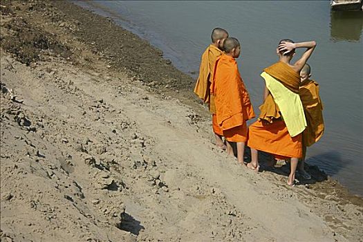 俯拍,四个,僧侣,站立,河岸,琅勃拉邦,老挝