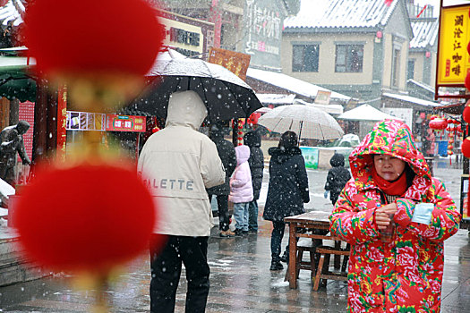 旅游小镇喜迎瑞雪,游客雪中畅游欢度元宵佳节