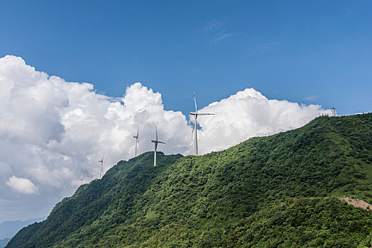 蓝天白云做背景的重庆綦江南天门风力发电站的风车