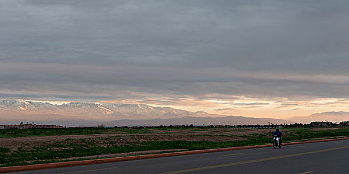 骑车,途中,山,背景,阿特拉斯山脉,马拉喀什,摩洛哥