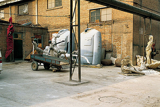 798艺术区工厂内雕塑