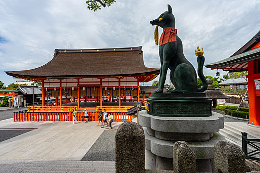 日本京都伏见稻荷大社外拜殿及狐狸雕塑