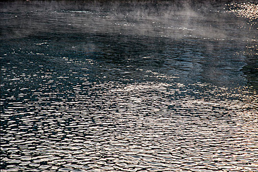 湖北巴东沿渡河镇清晨神农溪上漂浮的薄雾