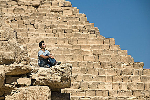 男人,坐,局部,金字塔,沙漠,开罗,埃及,非洲