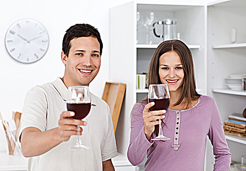 年轻,情侣,祝酒,玻璃杯,红酒,厨房