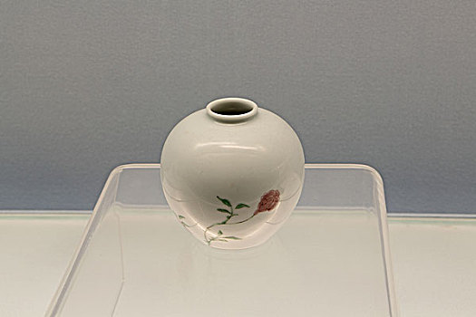 景德镇窑釉里红加彩牡丹纹罐,清朝,康熙年