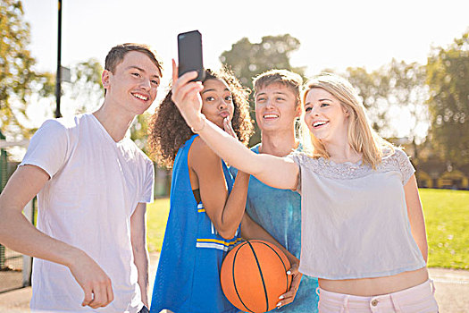 四个,年轻人,篮球手,智能手机