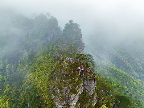 广西金秀圣堂山南山丹霞险峰雾海景观