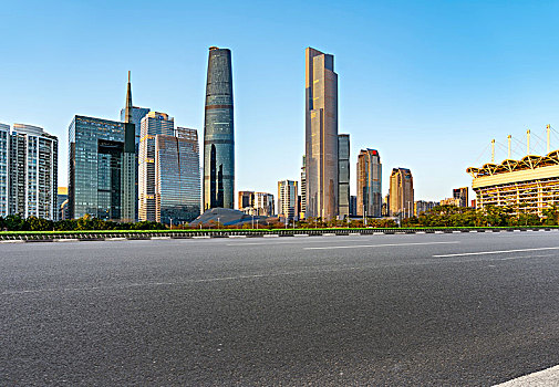 前景为沥青路面的广州城市建筑群