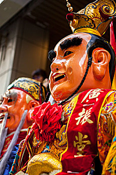 中国春节元宵节,台湾民间习俗对土地公,福德正神,有一个盛大的祈福仪式及游行,炸寒单爷
