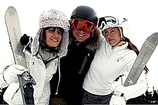 两个女人,男人,滑雪