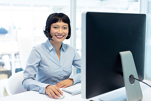 亚洲女性,客户服务,管理人员,工作,电脑,书桌