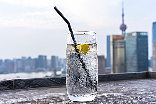 一杯饮料与上海城市天际线