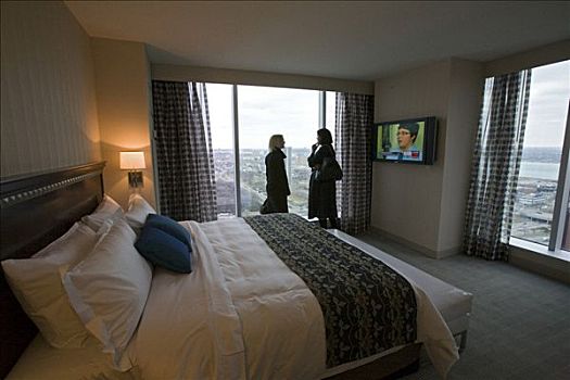 两个女人,交谈,卧室,套房,酒店,赌场,底特律,密歇根,美国