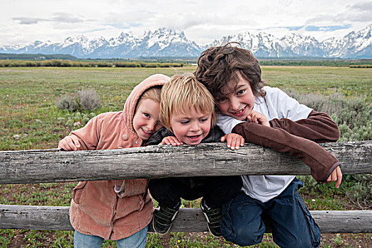 孩子,倚靠,围栏,大台顿国家公园,怀俄明,美国