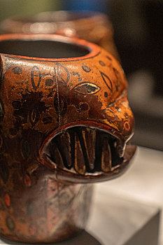 秘鲁印加博物馆藏殖民时期木猫首形凯罗杯