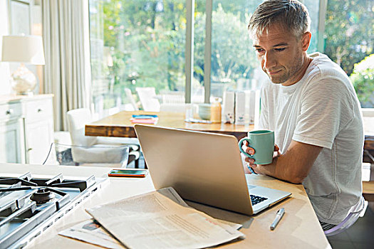 男人,喝咖啡,工作,笔记本电脑,厨房