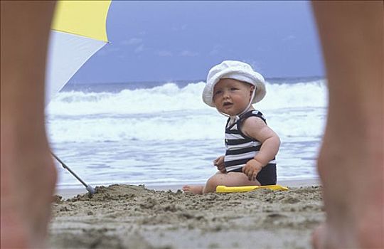 女婴,6个月,父母,腿,海滩,海浪,后面,墨西哥