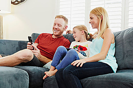家庭,交谈,智能手机,沙发,客厅