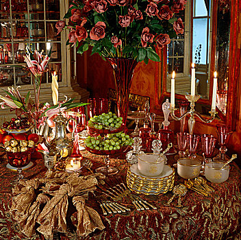 波希米亚风格,玻璃器皿,瓷器,盘子,银器,桌子,红色,天鹅绒,桌布