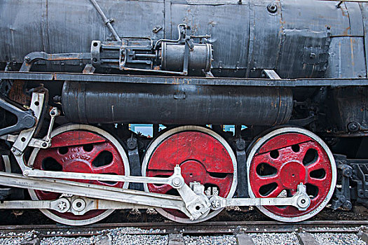 四川乐山市犍为县嘉阳小火车蜜蜂岩站上展示的全球蒸汽机火车车博览文化长廊上的准轨蒸汽机火车车轮