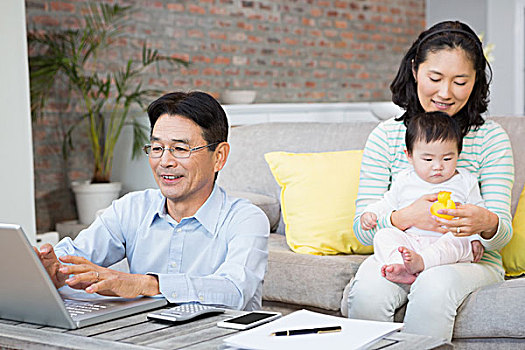 幸福之家,婴儿,女儿,客厅,计算,帐单