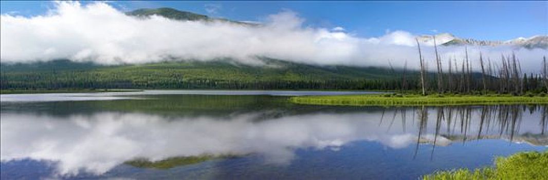 全景,雾,上方,朱红色,湖,班芙国家公园,艾伯塔省,加拿大