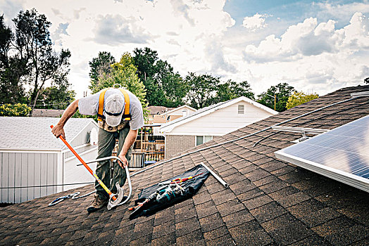 工人,安装,太阳能电池板,房顶,房子