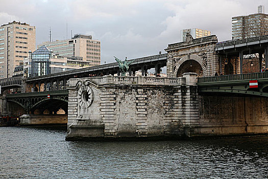 法国塞纳河两岸风光