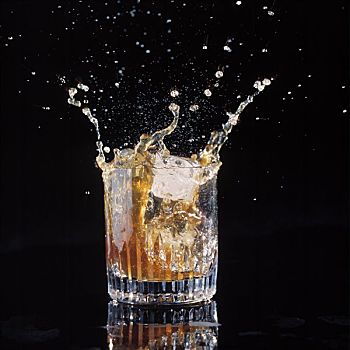 冰,溅,大玻璃杯,威士忌