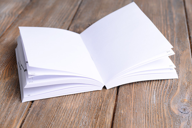 翻开_白色_书本_木桌子_特写_高清图片_全景视觉