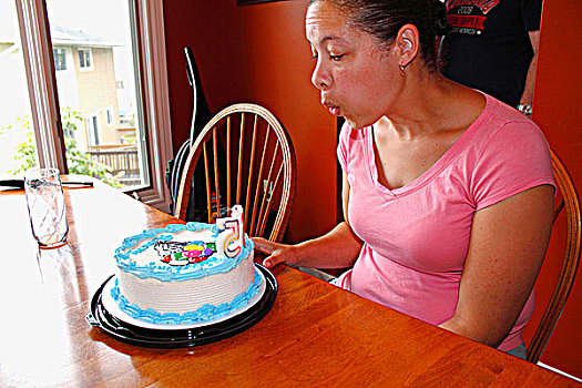 女人,吹蜡烛,生日蛋糕