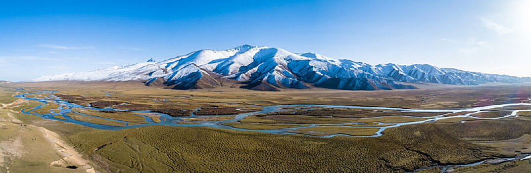 新疆巴音布鲁克草原和雪山美景