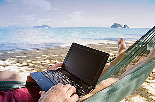 男人,吊床,笔记本电脑,海滩,苏梅岛,攀牙,泰国,东南亚,亚洲