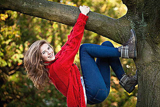 女青年,攀登,树,公园