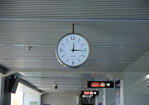 云南昆明地铁站里的时钟