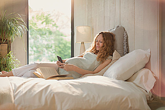 孕妇,卧,放松,书本,发短信,手机,床上