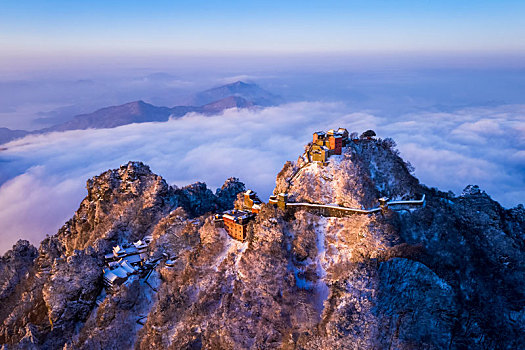 湖北十堰武当山雪景云海日出