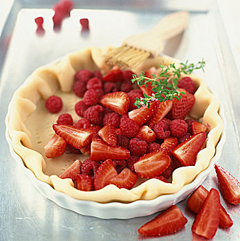 准备,草莓,树莓馅饼