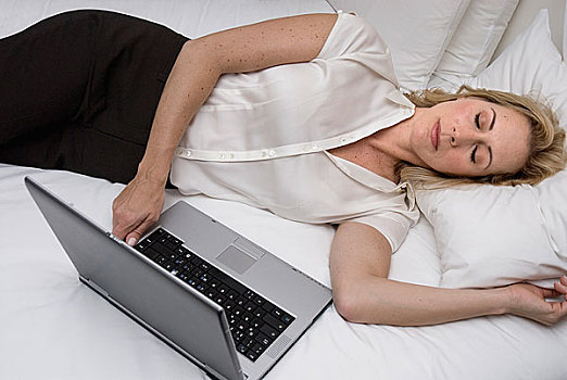 女人,睡觉,床,靠近,笔记本电脑