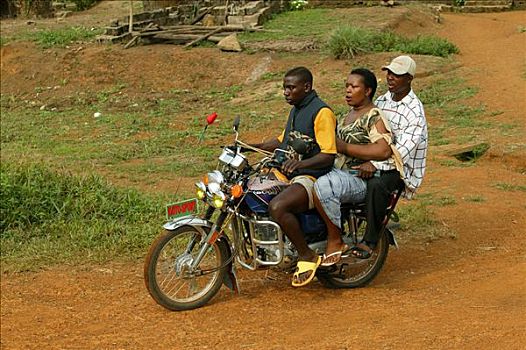 两个男人,女人,摩托车,主要街道,喀麦隆,非洲