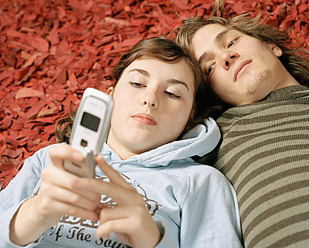 年轻,情侣,躺下,打手机