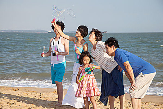 东方家庭在海边玩乐