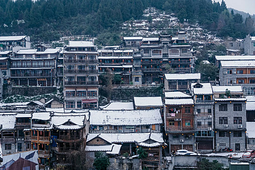 芙蓉镇的雪景,悬挂在瀑布上的千年古镇