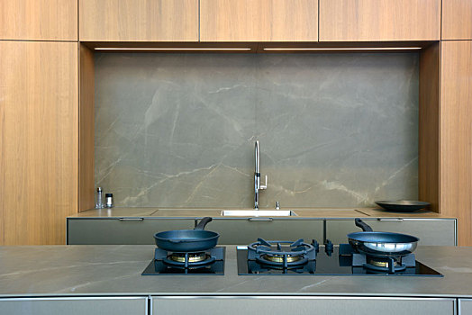厨台上的燃气灶与厨具
