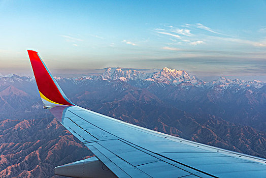 飞机旅行高空背景