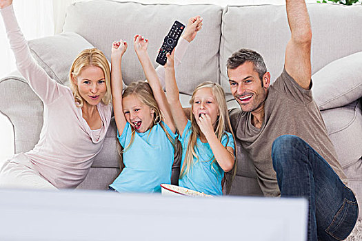 可爱,双胞胎,父母,抬臂,看电视,坐,地毯